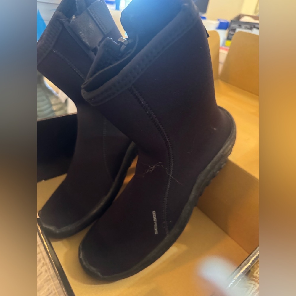 Seadoo men’s size 13 Black Neoprene Booties nib